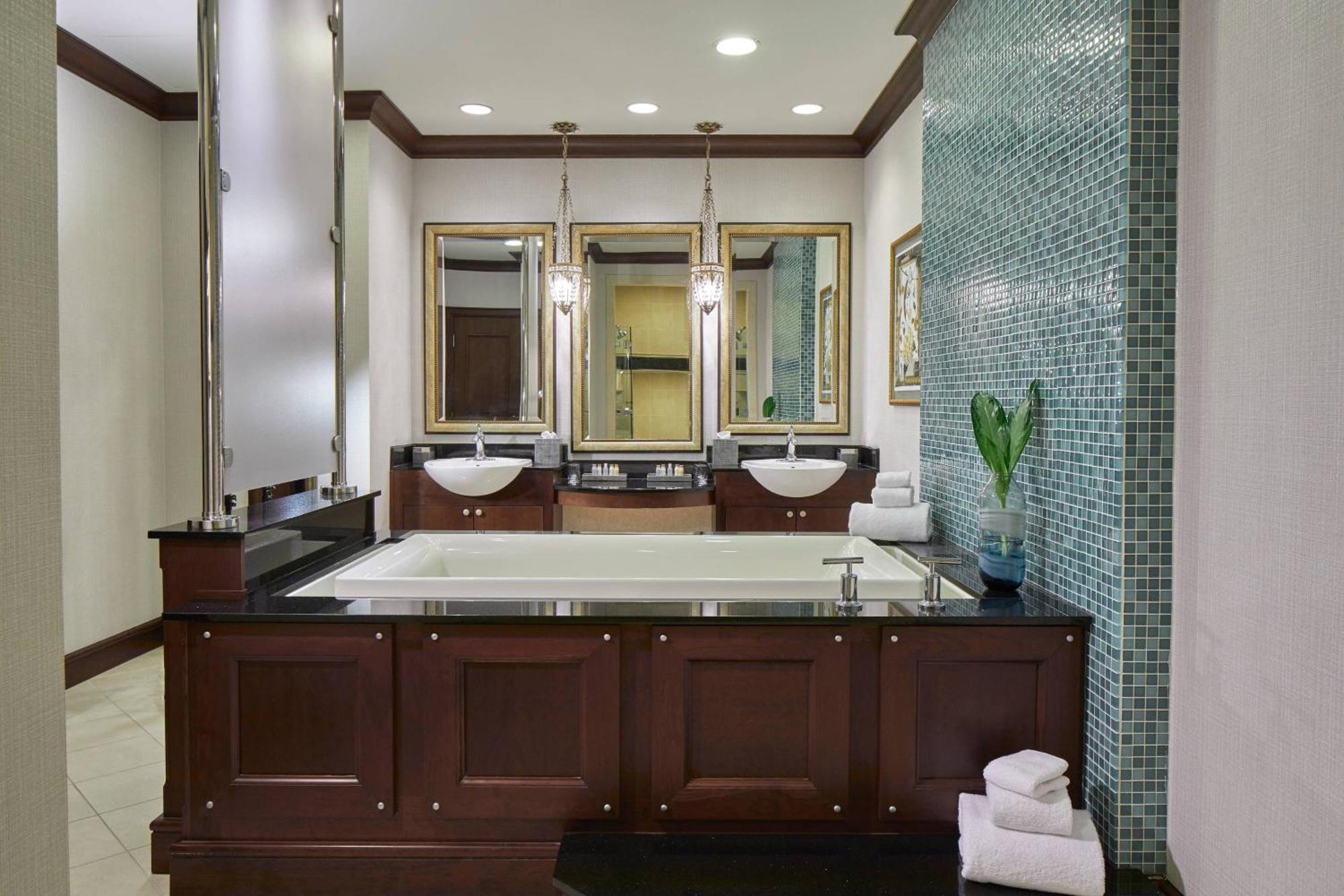 Renaissance Montgomery Hotel & Spa At The Convention Center Екстериор снимка
